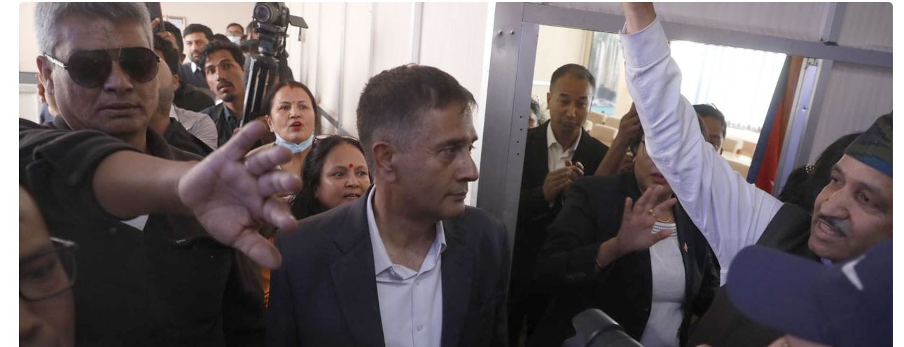 नगरप्रहरीको अवरोधका बिच प्रमुख प्रशासकीय अधिकृतलाई कार्यकक्षमा पुर्‍याए कर्मचारीले