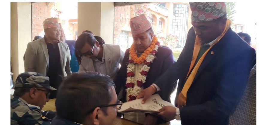 महेश बस्नेतले भक्तपुर–२ बाट गरे उम्मेदवारी दर्ता