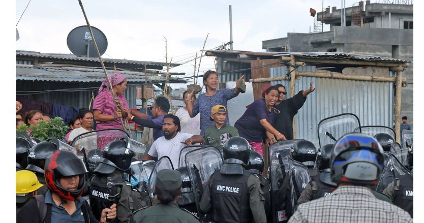 मनोहरा खोला किनारका सुकुमबासी र नगर प्रहरीबीच झडप