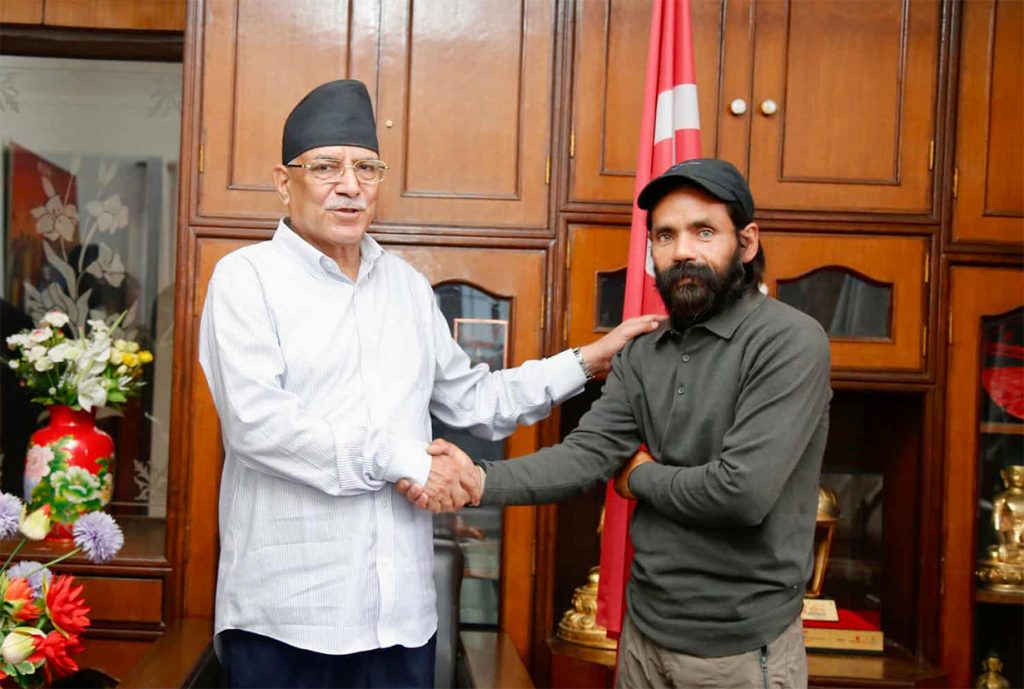 सुर्खेतबाट हिँडेर काठमाडौं आएका नवराजले प्रचण्डलाई भेटे