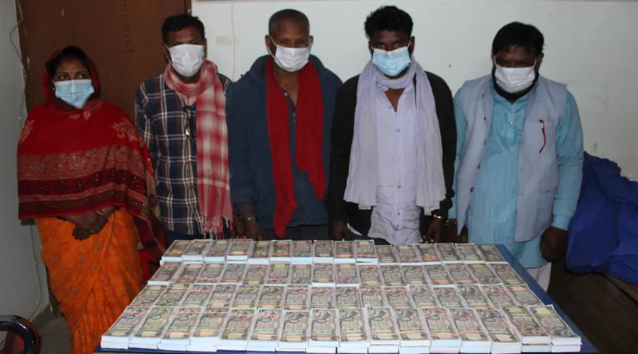 सर्लाहीबाट नक्कली नोटसहित पाँच जना पक्राउ