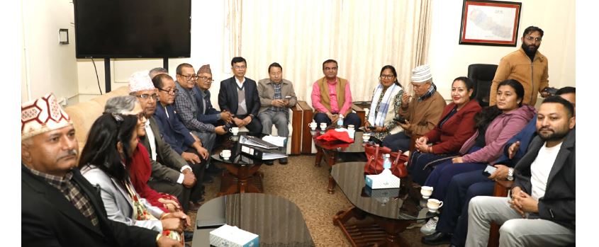 निर्वाचन आयोगमा नेपाली कम्युनिस्ट पार्टीका नेताहरू