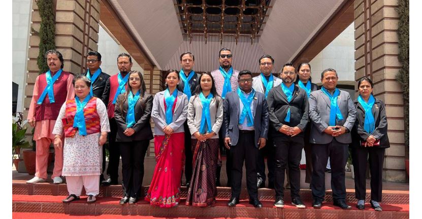 रास्वपा सांसदहरु निलो रिबन लगाएर संसद पुगे