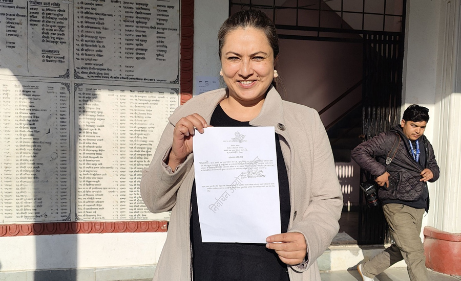 अभिनेत्री निशा अधिकारीले काठमाडौं ५ बाट गराइन् उम्मेदवारी दर्ता