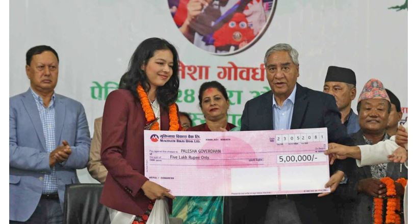 पलेशालाई ५ लाखसहित कांग्रेसले गर्‍यो सम्मान