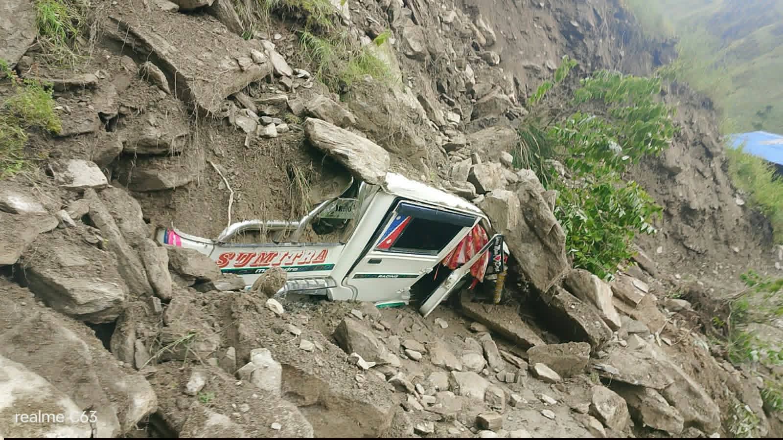 मुगुमा पहिरोले बोलेरो जिप पुरियो