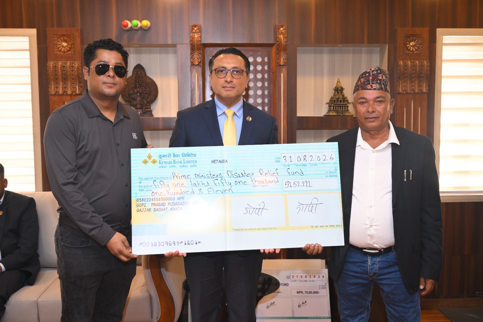 हाइड्रो जेट दुबईका संचालक विष्णु पुडासैनीद्वारा अर्थमन्त्रीलाई ५१ लाख हस्तान्तरण
