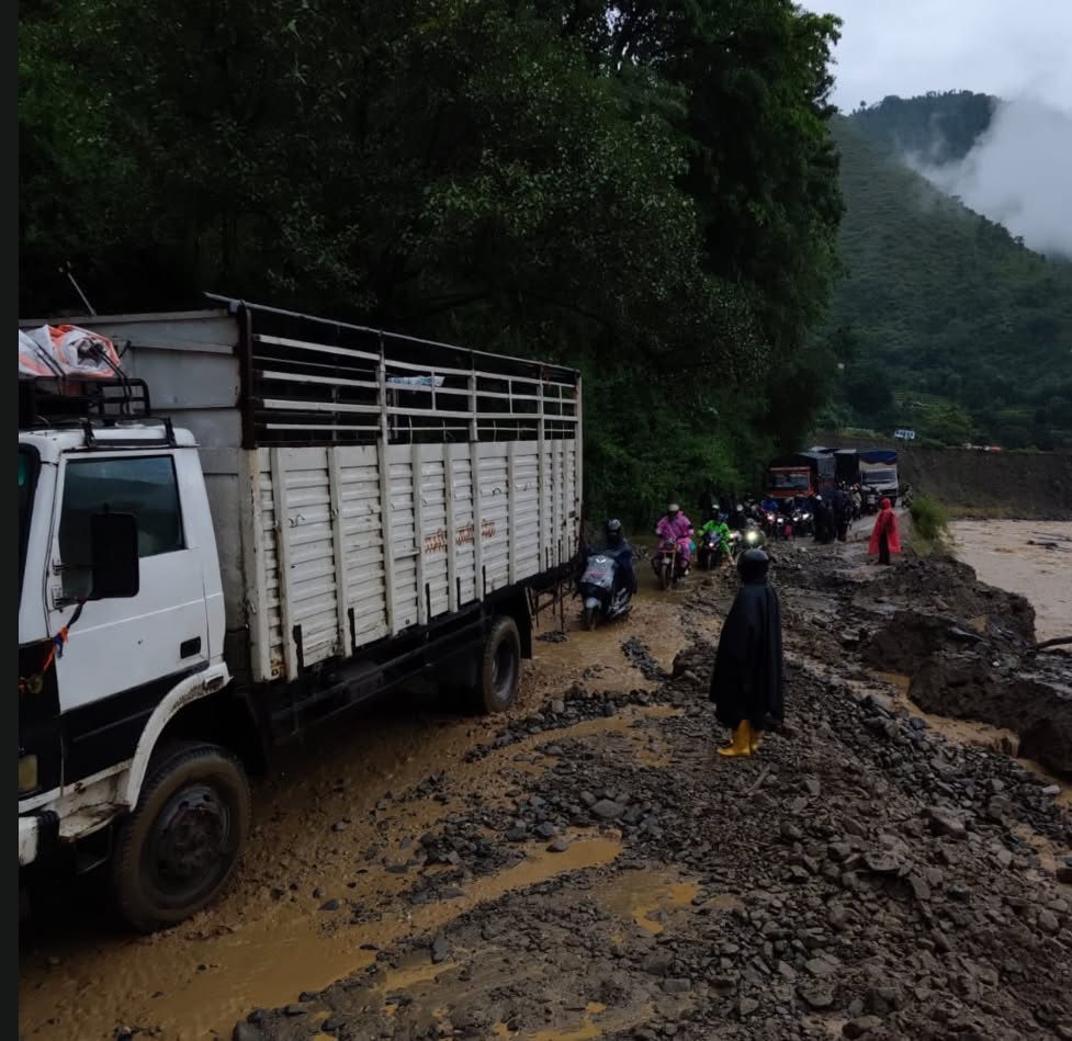 बिपी राजमार्गमा लेदो पन्छाएपछि यातायात पुनः सञ्चालन