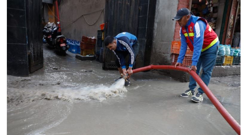 थापाथलीको सडकमा पाइप फुट्दा ५ लाख लिटर पानी खेर गयो
