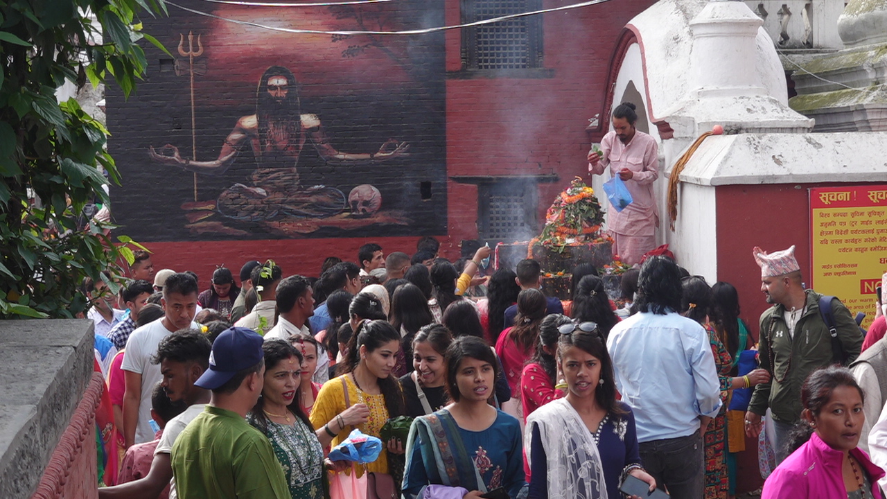 साउनको अन्तिम सोमबार पशुपतिमा व्रतालुको घुइँचो