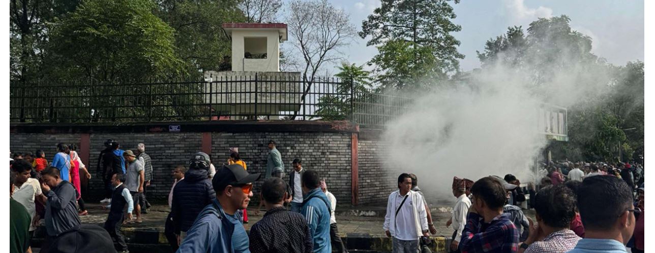 पोखरामा प्रदर्शनकारीमाथि पानीको फोहोरा र अश्रुग्यास प्रहार