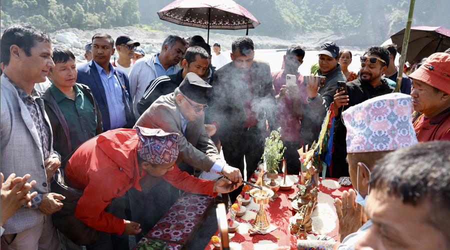 भोटेकोशी बाढीका मृतकको घेवामा प्रचण्ड सहभागी