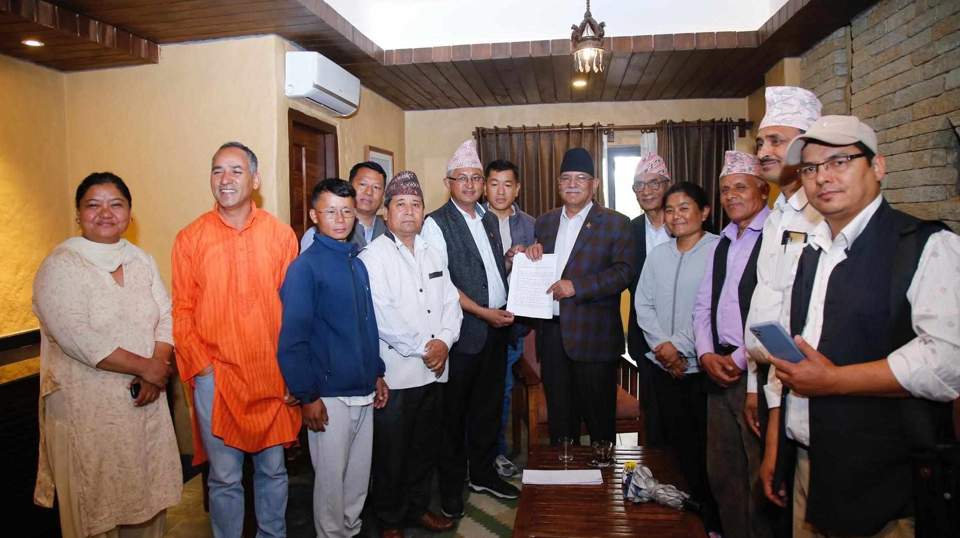 प्रचण्डलाई कास्कीका पाँच वामपन्थी दलले बुझाए ज्ञापनपत्र