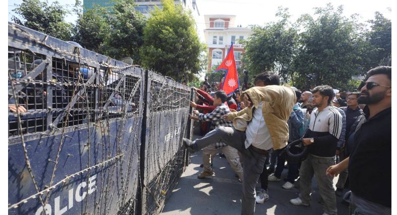 कुलमानलाई हटाएको विरोधमा बानेश्वरमा प्रदर्शन