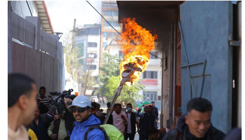 कुलमानलाई हटाएको विरोधमा ऊर्जामन्त्रीको पुत्ला दहन