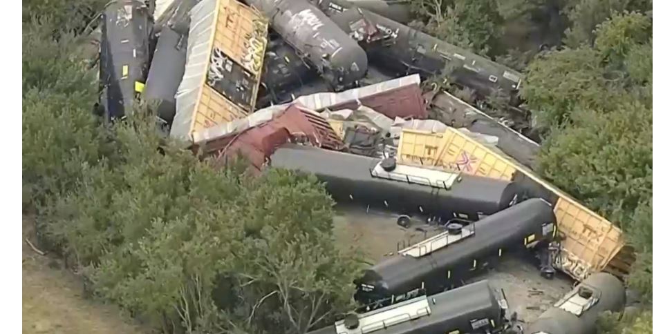 अमेरिकामा युनियन प्यासिफिक रेलका ३५ डिब्बा लिकबाट खसे