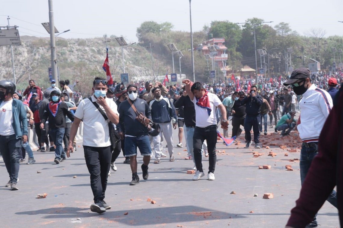 तीनकुनेमा हवाई फायर, हिंसात्मक बन्यो राजावादीको प्रदर्शन