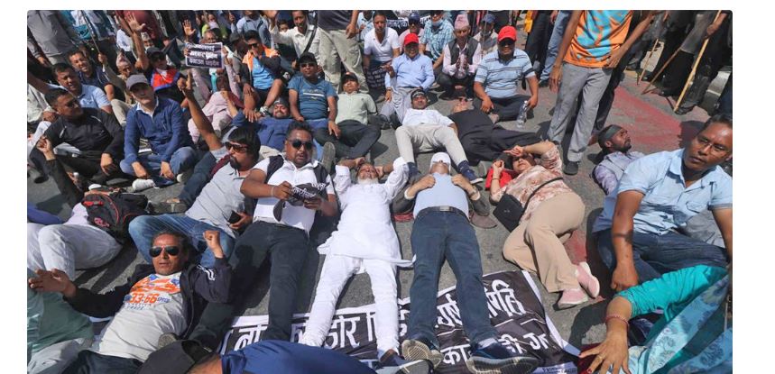 नदी मापदण्डविरुद्ध माइतीघरको सडकमा सुते राजेन्द्र महतो