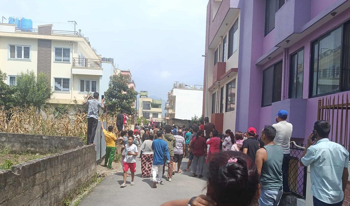 निवर्तमान गृहमन्त्री रमेश लेखकको घरमा तोडफोड