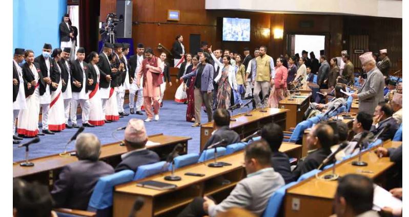 संसद्‌मा रास्वपा र राप्रपाको नाराबाजी