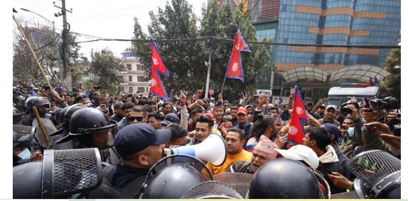 त्रिभुवन अन्तर्राष्ट्रिय विमानस्थल गेटमा राजावादीहरुको प्रदर्शन