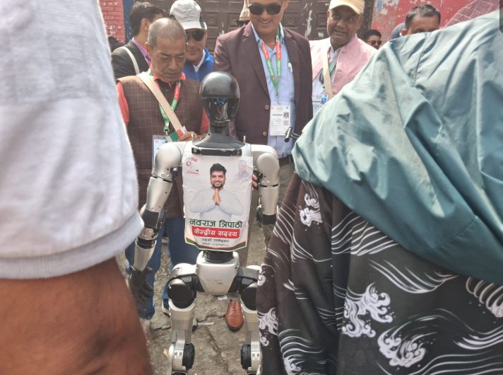 भोट माग्न नवराज त्रिपाठीले प्रयोगमा ल्याए रोबोट