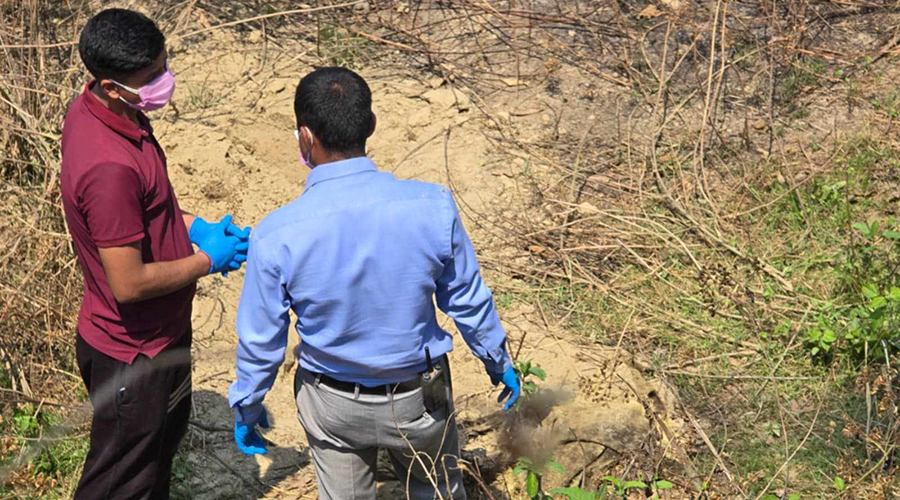 सिरहामा खोला किनारमा बोरा भित्र एकजनाको शव फेला