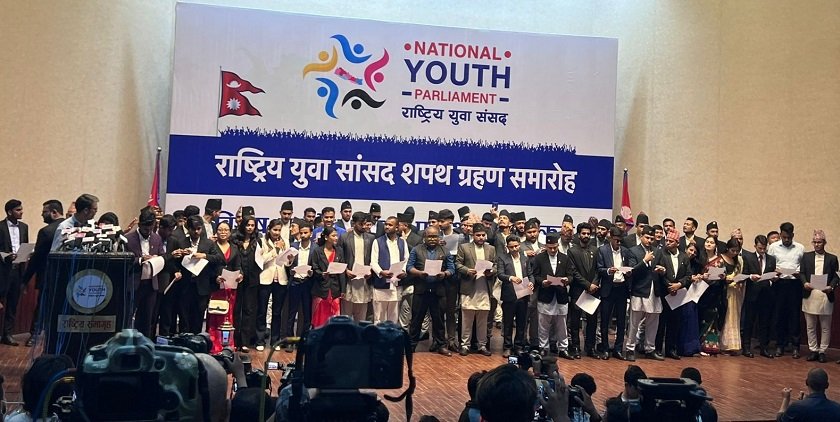 एक सय ६५ युवा सांसदले लिए शपथ