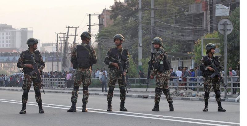 सडकमा सेना, विना काम घरबाहिर ननिस्कन आग्रह