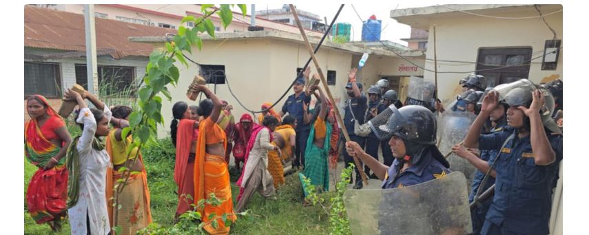 बालकको मृत्युपछि सिरहा अस्पतालमा तनाव, १० जना घाइते