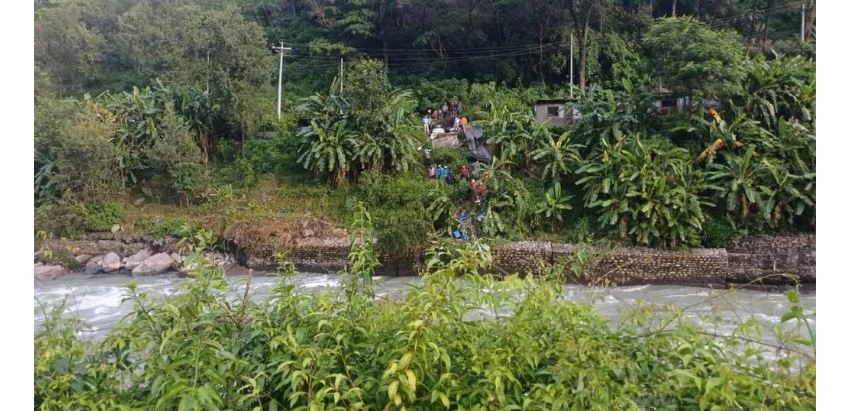 दूध संकलन गर्ने भ्यान अरनिको राजमार्गबाट सुनकोशी नदीमा खस्दा चालक बेपत्ता