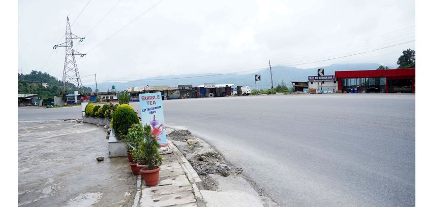 देशका विभिन्न मुख्य राजमार्गहरू पूर्ण रूपमा अवरुद्ध