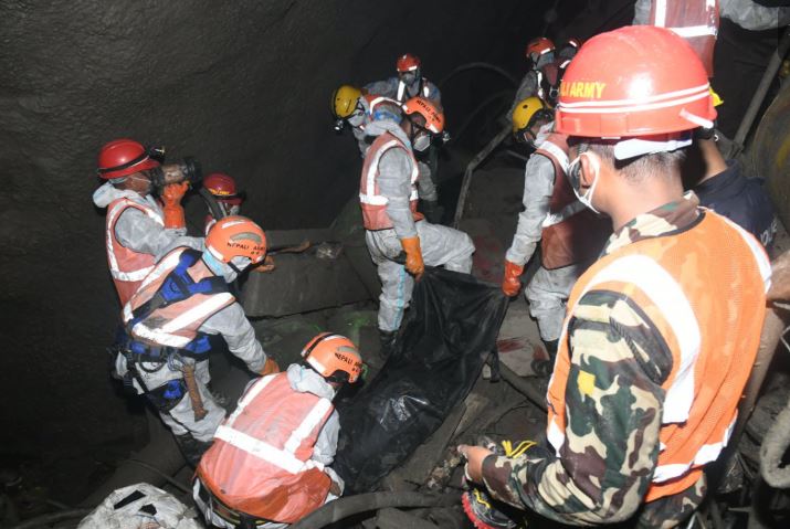 टनेलको जालीभित्र अल्झिएको र हिलोमा दबेको ११ वटा शव निकालियो