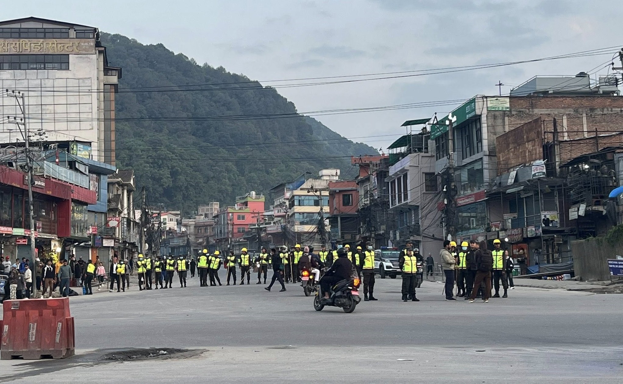 माछापोखरीमा बालेनले तरकारी बेच्न नदिएपछि नुवाकोटमा प्रदर्शन