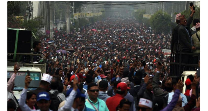 दिउँसै बत्ती बालेर सरकार खोज्दै शिक्षक