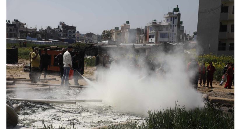 टिकाथलीमा बोरिङ गर्ने क्रममा निस्केको आगोको ज्वाला नियन्त्रणमा