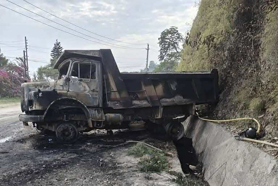 काभ्रेमा बालुवा बोकेको टिपरमा आगलागी
