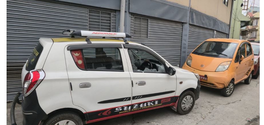 पेप्सीकोलामा मध्यराति ८ गाडी तोडफोड