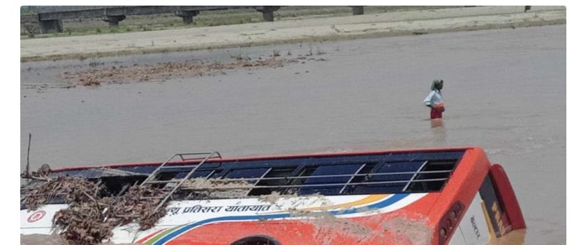 त्रियुगा नदीको बाढीले बगायो बस