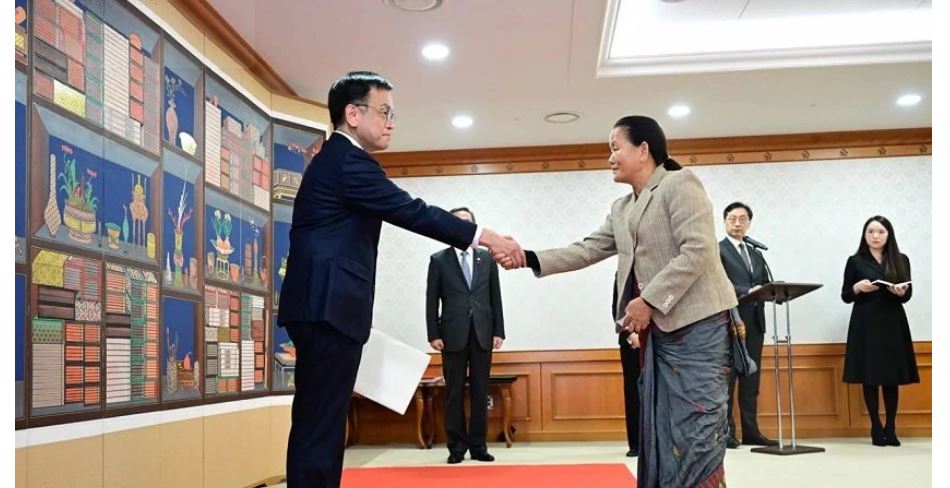 राजदूत तुम्बाहाम्फेद्वारा ओहदाको प्रमाणपत्र प्रस्तुत